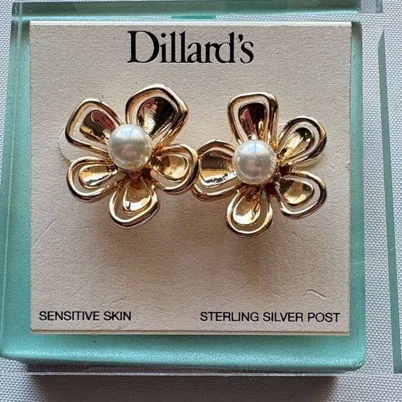Dillard’s Pearl & Gold Tone Flower Blossom Earrings Sensitive Ears NWT - Picture 6 of 6